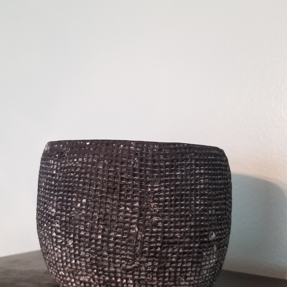 5 inch like new black planter - Picture 2 of 3